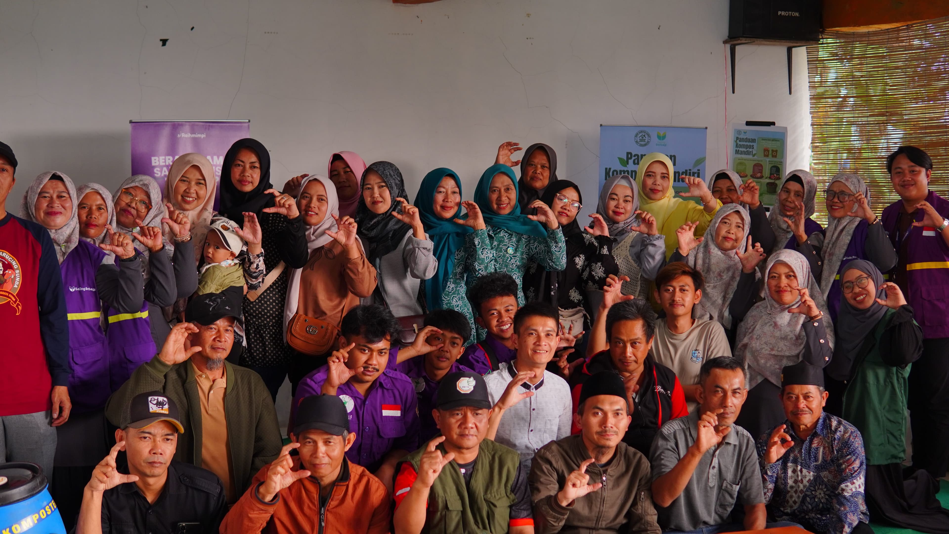 foto bareng warga